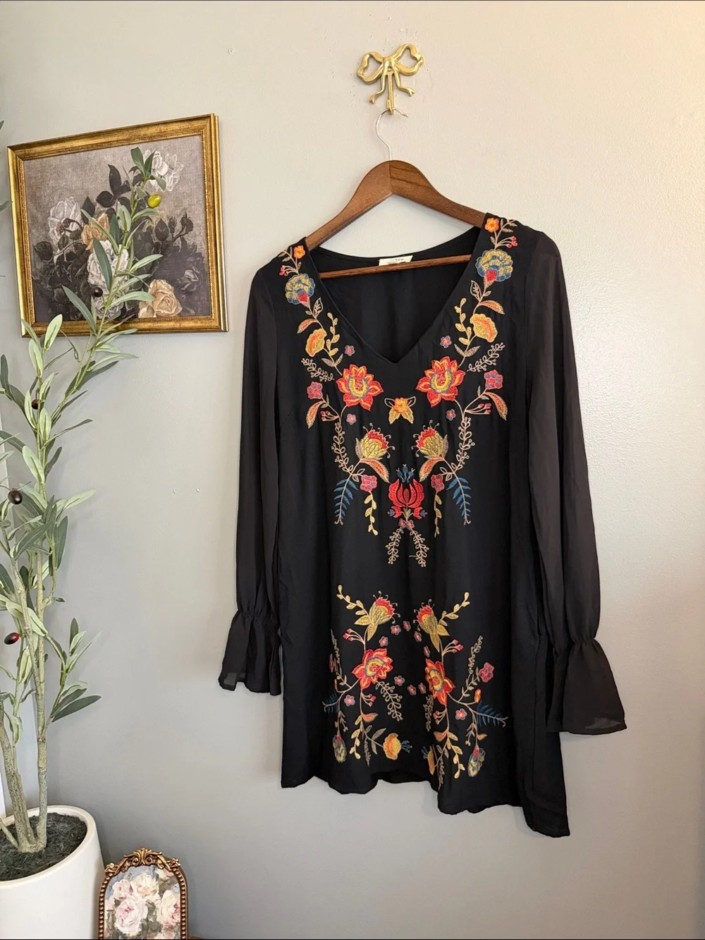 Umgee Black Floral Embroidered Boho Mini Dress Size Small Bell Sleeve V-Neck - Picture 3 of 7